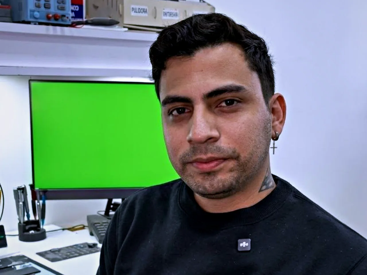 Técnico de Blackcell con polerón de la marca en el laboratorio, junto a instrumental de diagnóstico
