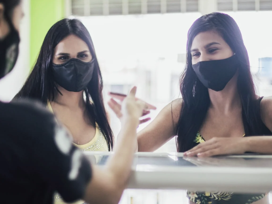 Atención al cliente en el mesón del taller donde partió Blackcell, en Venezuela