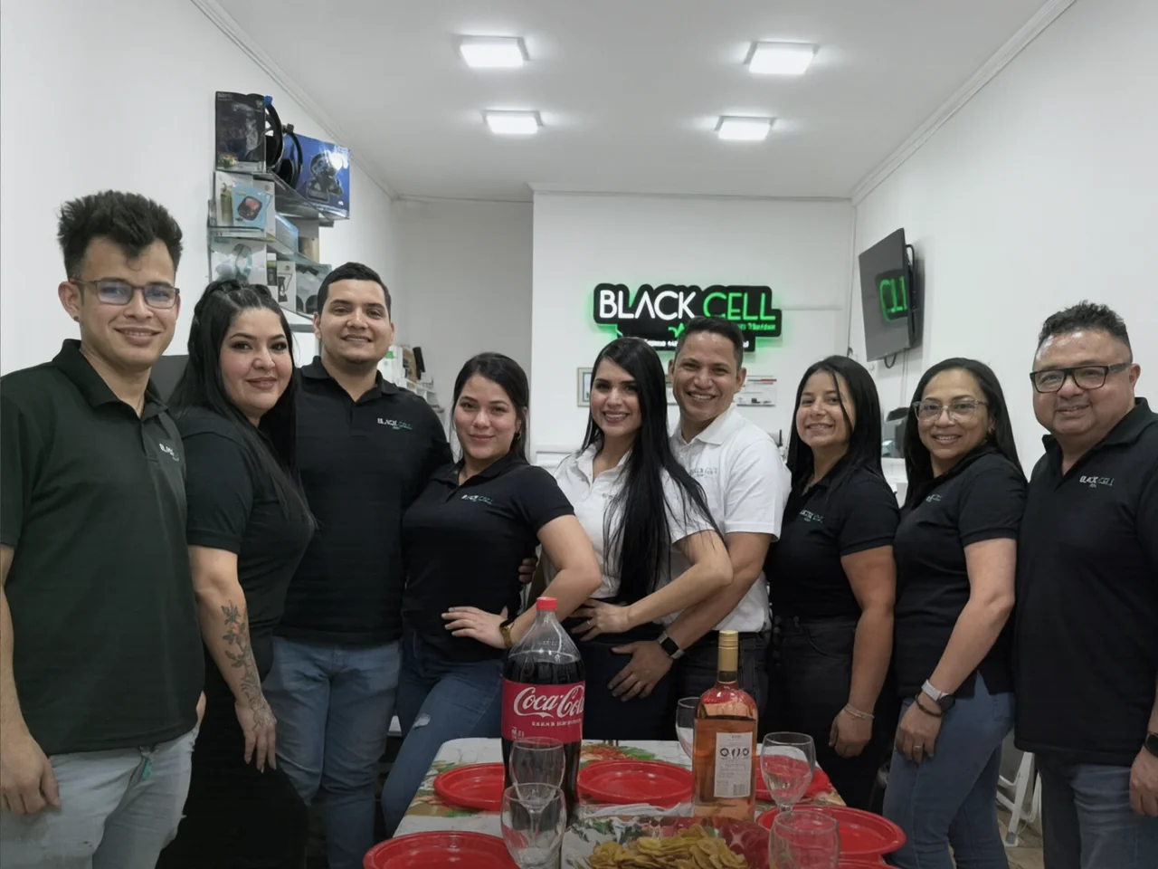 Equipo de Blackcell reunido en la tienda, entre técnicos y atención de mesón