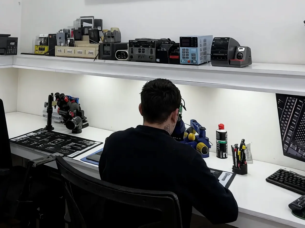 Técnico de Blackcell revisando un equipo en el mesón, con instrumental de diagnóstico