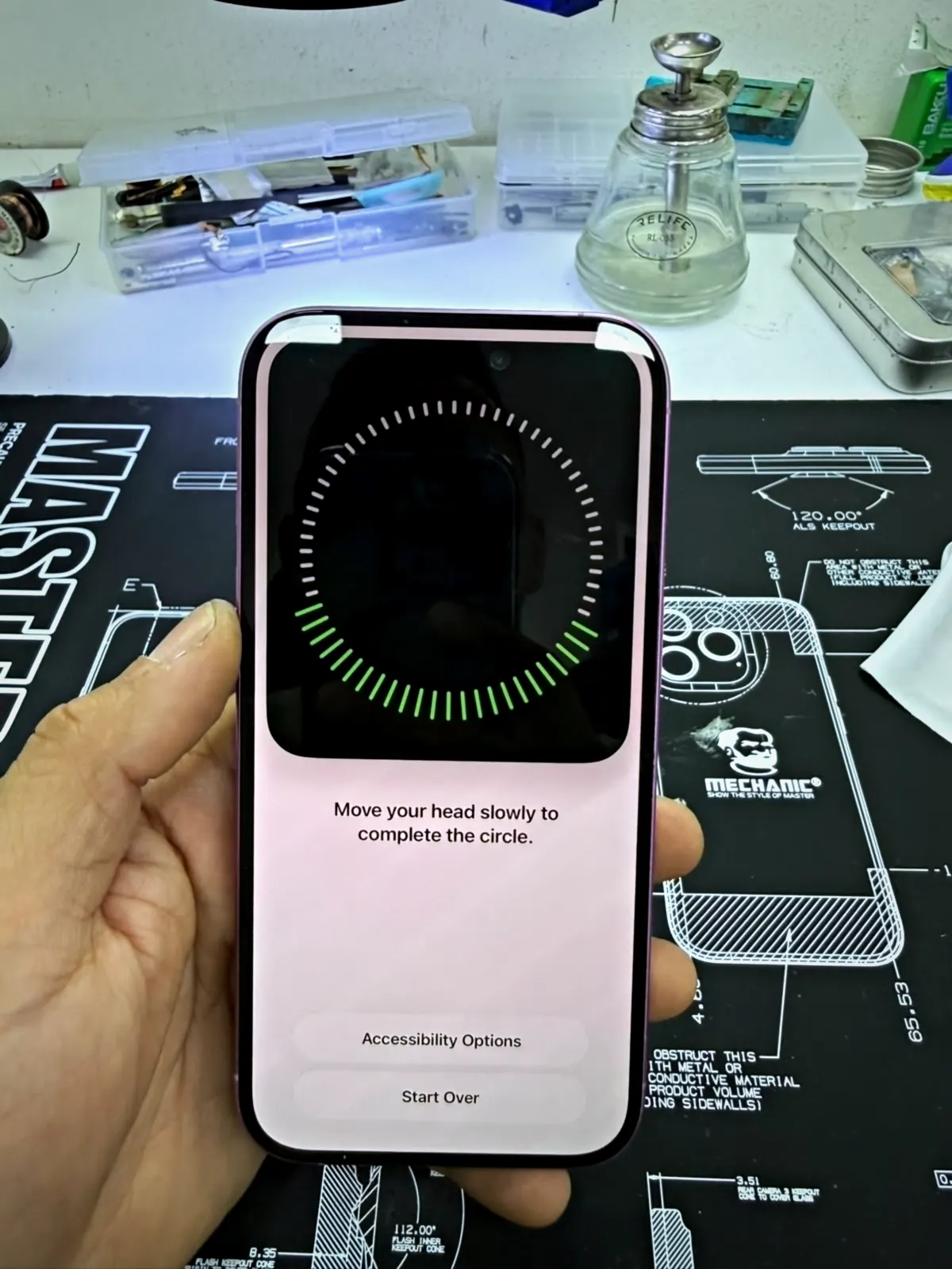 Prueba de Face ID en el mesón de Blackcell: iPhone con el círculo de reconocimiento facial en pantalla