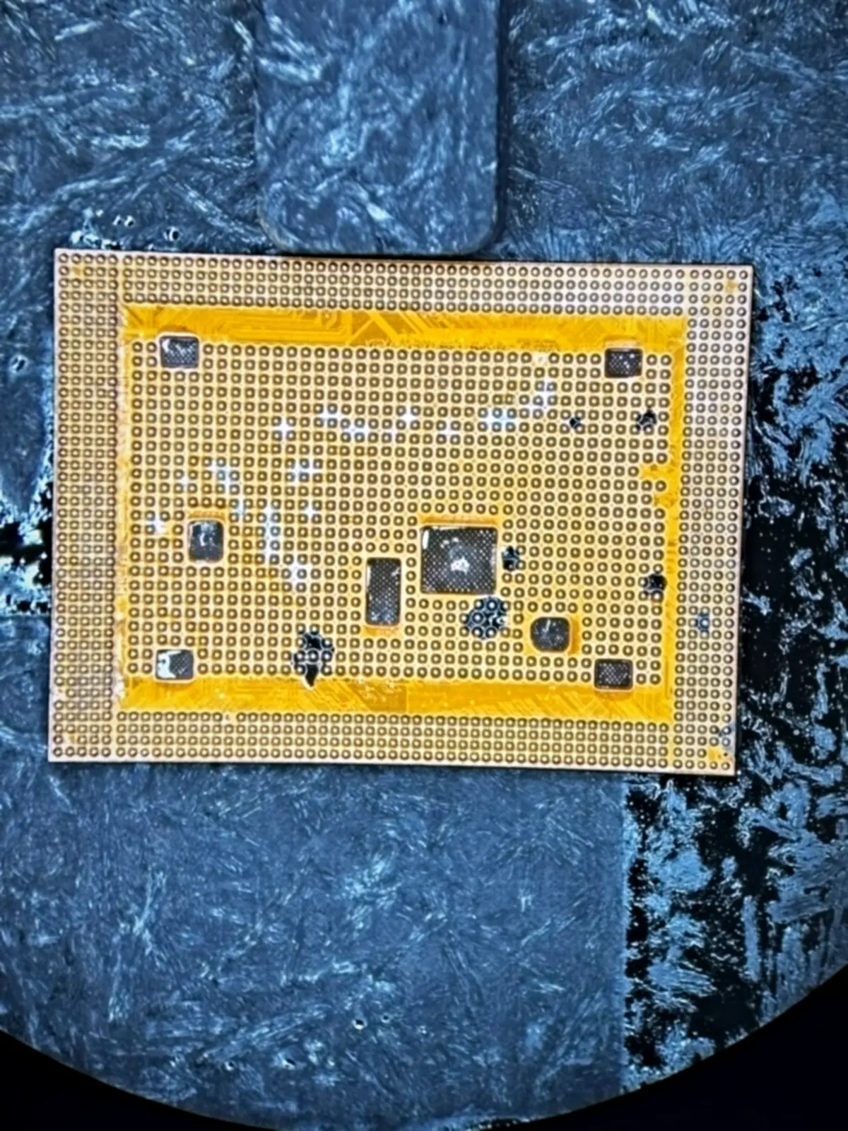 Chip de placa lógica de iPhone visto de cerca sobre el mat de trabajo